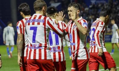 El jugador del Atlético de Madrid Antoine Griezmann (izda) celebra con sus compañeros el 0-1 conseguido ante el Atlético Baleares, durante del encuentro correspondiente a los dieciseisavos de final de la Copa del Rey que disputaron en el estadio Balear. EFE/Cati Cladera