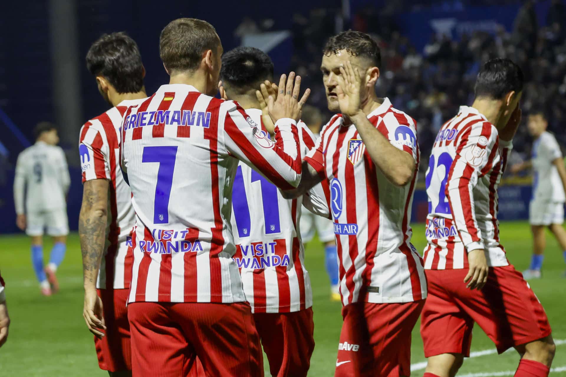 El jugador del Atlético de Madrid Antoine Griezmann (izda) celebra con sus compañeros el 0-1 conseguido ante el Atlético Baleares, durante del encuentro correspondiente a los dieciseisavos de final de la Copa del Rey que disputaron en el estadio Balear. EFE/Cati Cladera