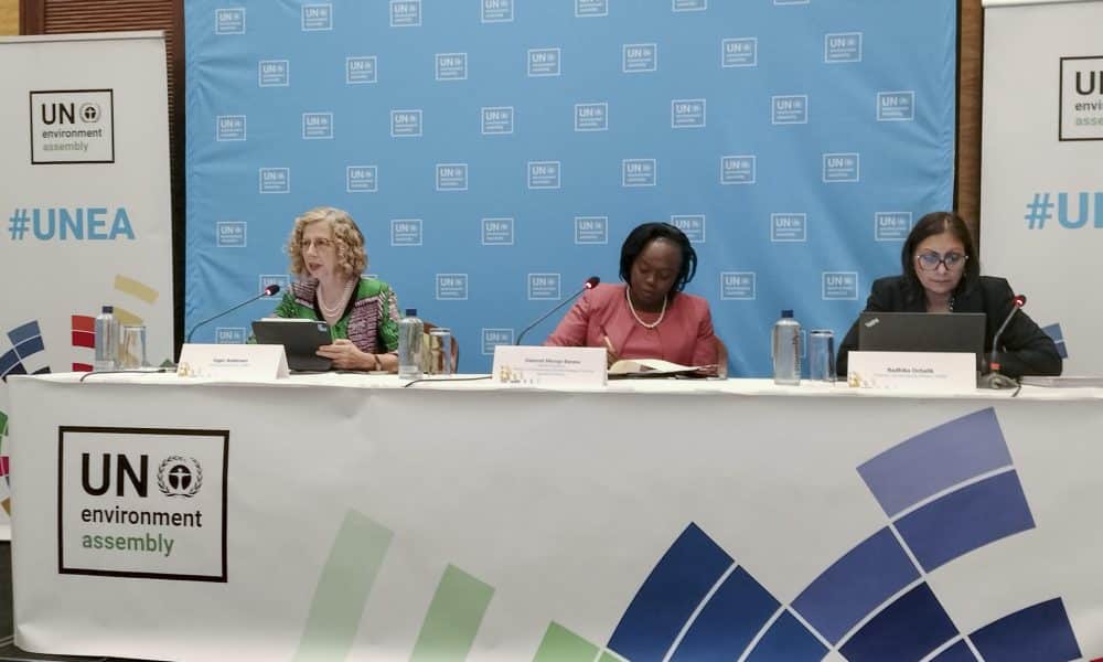 La directora ejecutiva del Programa de las Naciones Unidas para el Medio Ambiente (PNUMA), Inger Andersen; la ministra keniana de Medio Ambiente, Cambio Climático y Silvicultura, Deborah Mlongo Barasa, y la directora de Asuntos de Gobernanza del PNUMA, Radhika Ochalik, ofrecen una rueda de prensa este viernes en Nairobi. EFE/ Pedro Alonso
