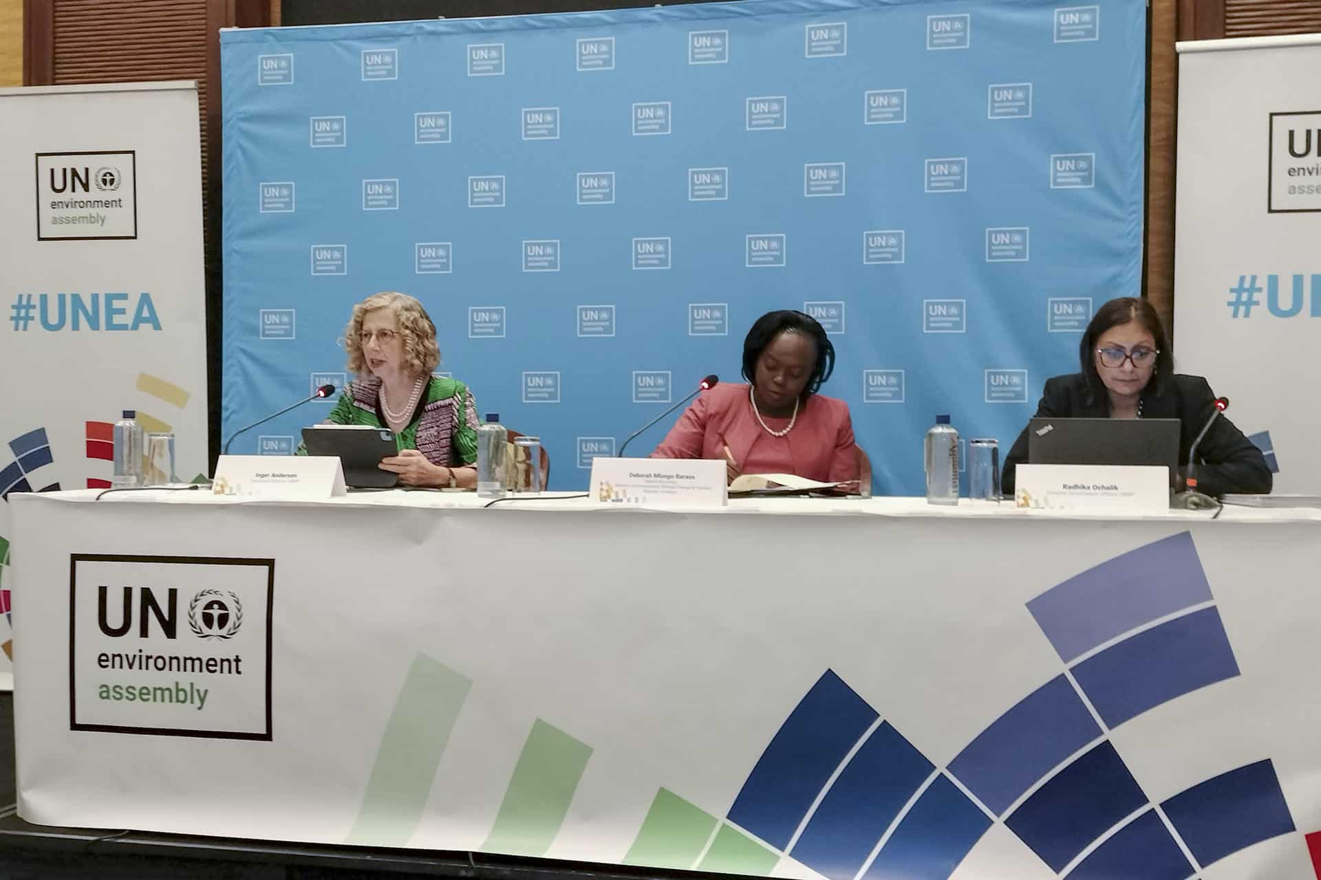 La directora ejecutiva del Programa de las Naciones Unidas para el Medio Ambiente (PNUMA), Inger Andersen; la ministra keniana de Medio Ambiente, Cambio Climático y Silvicultura, Deborah Mlongo Barasa, y la directora de Asuntos de Gobernanza del PNUMA, Radhika Ochalik, ofrecen una rueda de prensa este viernes en Nairobi. EFE/ Pedro Alonso