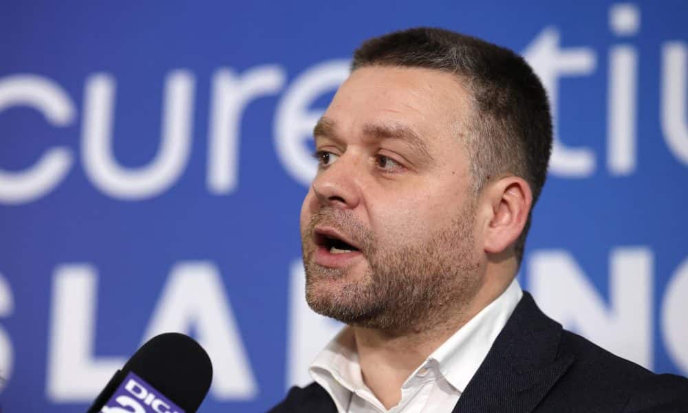 El liberal europeísta Cirpian Ciucu es elegido como nuevo alcalde de Bucarest. EFE/Robert Ghement