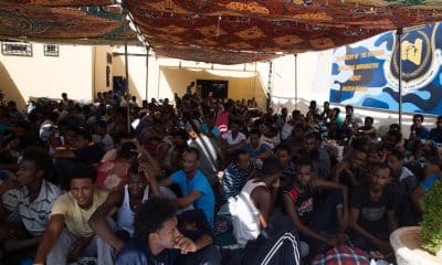 Migrantes permanecen en el centro de detención libio de de Njila en una imagen de archivo. EFE/ Str