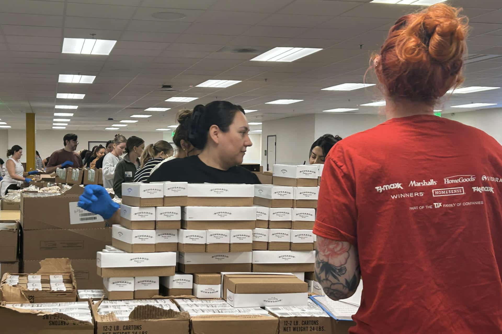Personas organizan alimentos en las instalaciones del Banco de Comida Regional este lunes, en Los Ángeles (Estados Unidos). EFE/ Mikaela Viqueira