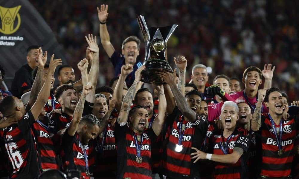 Los jugadores de Flamengo celebran con el trofeo del Campeonato Brasileño, tras ganarle a Ceará en el estadio Maracaná en Río de Janiero. EFE/Antonio Lacerda