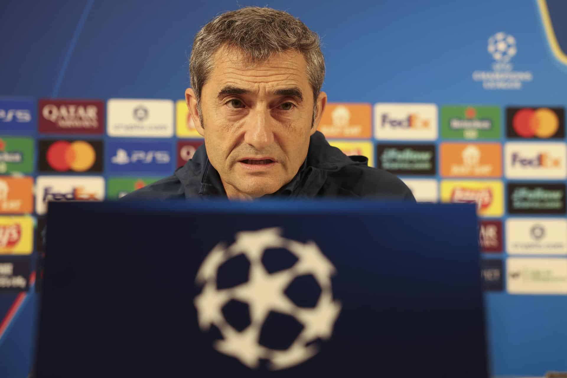 El entrenador del Athletic de Bilbao, Ernesto Valverde al PSG donde mañana recibe en San Mamés al vigente campeón de Europa, el PSG de Luis Enrique Martínez, decidido a mantener opciones de clasificación para el play-off de la eliminatorias de la Liga de Campeones contra un rival poderoso que, en otra pelea, lo que quiere es el liderato.EFE/Luis Tejido