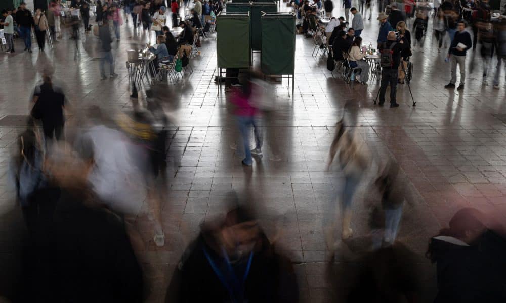 Personas votan durante la segunda vuelta presidencial en Chile este domingo, en Santiago (Chile). EFE/ Ailen Díaz
