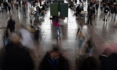 Personas votan durante la segunda vuelta presidencial en Chile este domingo, en Santiago (Chile). EFE/ Ailen Díaz