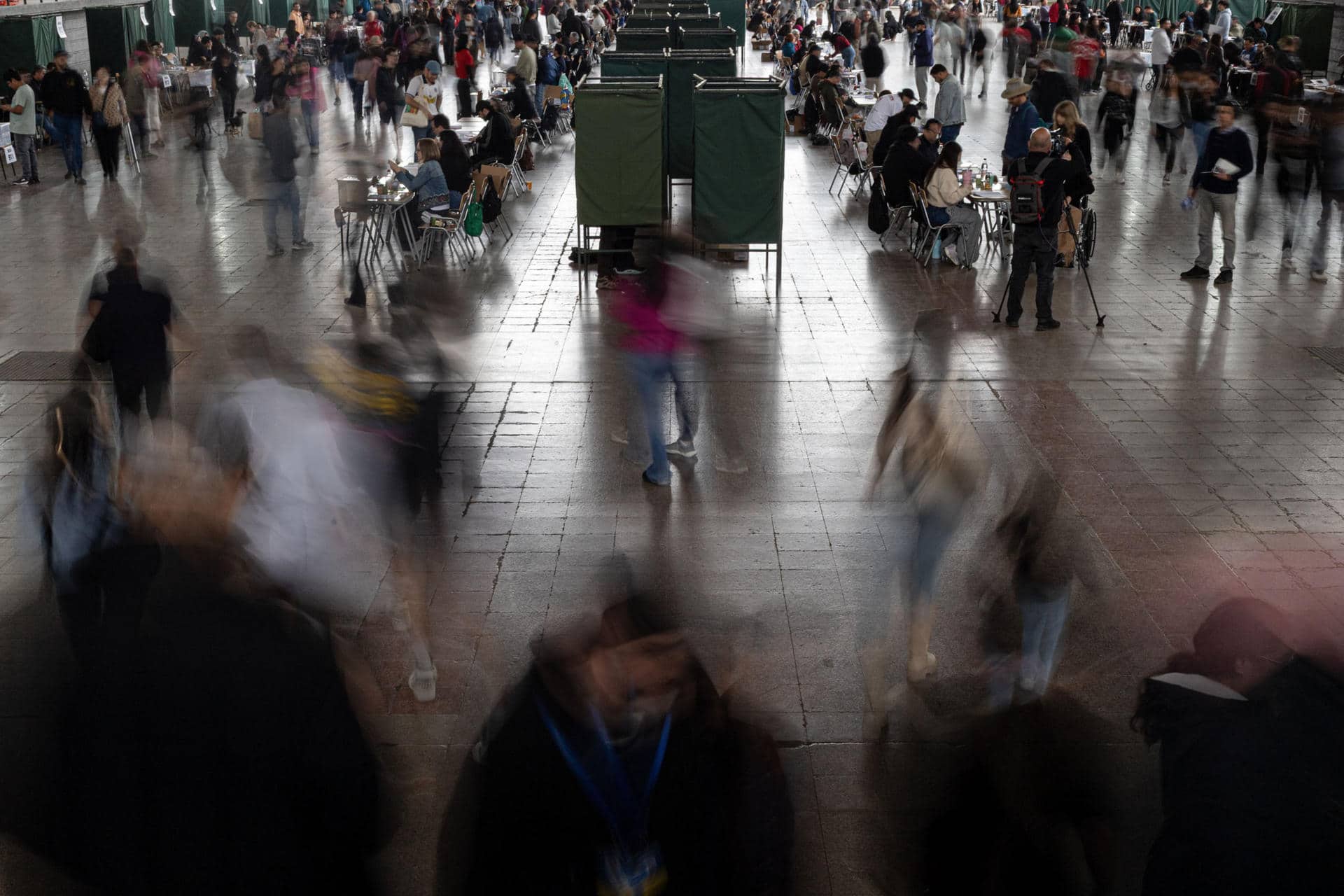 Personas votan durante la segunda vuelta presidencial en Chile este domingo, en Santiago (Chile). EFE/ Ailen Díaz
