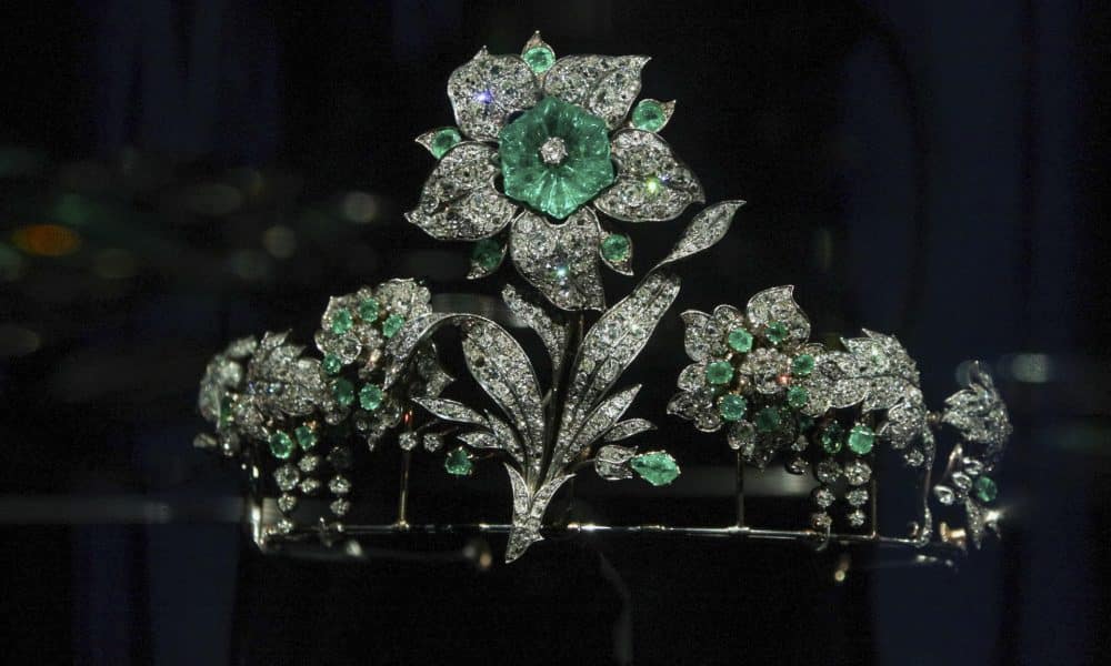 - Una tiara de diamantes y esmeraldas que se expone en una muestra de joyas reales en el Hôtel de la Marine de París. Aunque sus organizadores pensaron incluso en anularla tras el robo en el Louvre del pasado octubre, algunas de las joyas reales más espectaculares de los últimos siglos se podrán ver desde mañana en una nueva exposición en París, entre ellos tesoros de la reina Victoria, de la familia de Napoleón o de los Románov, entre otros. EFE/Edgar Sapiña Manchado