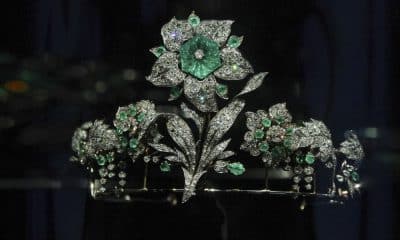 - Una tiara de diamantes y esmeraldas que se expone en una muestra de joyas reales en el Hôtel de la Marine de París. Aunque sus organizadores pensaron incluso en anularla tras el robo en el Louvre del pasado octubre, algunas de las joyas reales más espectaculares de los últimos siglos se podrán ver desde mañana en una nueva exposición en París, entre ellos tesoros de la reina Victoria, de la familia de Napoleón o de los Románov, entre otros. EFE/Edgar Sapiña Manchado