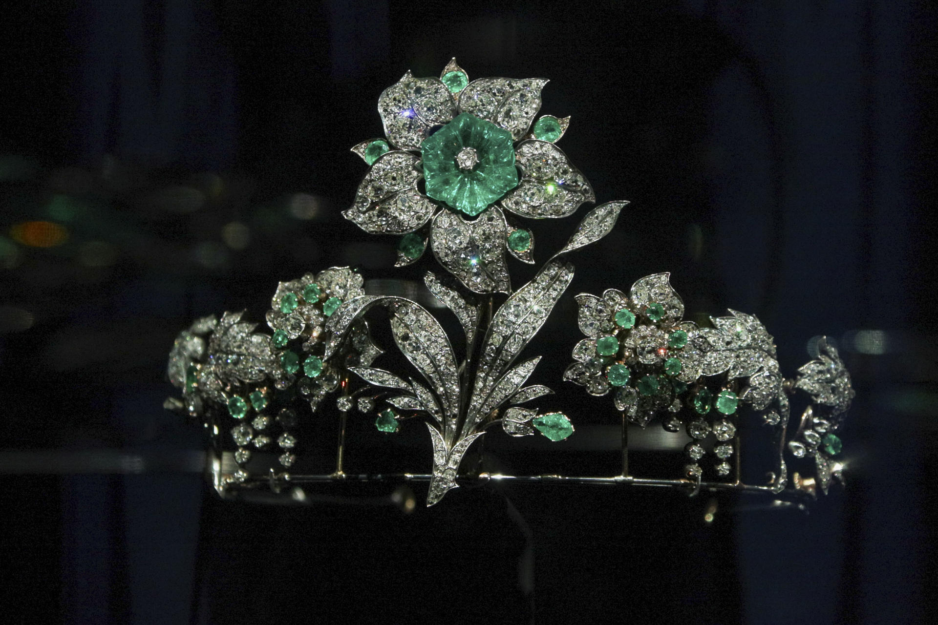 - Una tiara de diamantes y esmeraldas que se expone en una muestra de joyas reales en el Hôtel de la Marine de París. Aunque sus organizadores pensaron incluso en anularla tras el robo en el Louvre del pasado octubre, algunas de las joyas reales más espectaculares de los últimos siglos se podrán ver desde mañana en una nueva exposición en París, entre ellos tesoros de la reina Victoria, de la familia de Napoleón o de los Románov, entre otros. EFE/Edgar Sapiña Manchado