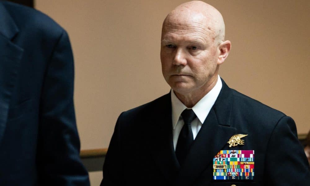 El almirante de la Marina Frank Bradley llega a una sesión informativa con legisladores en el Capitolio de Estados Unidos, en Washington D. C. EFE/EPA/MAANSI SRIVASTAVA