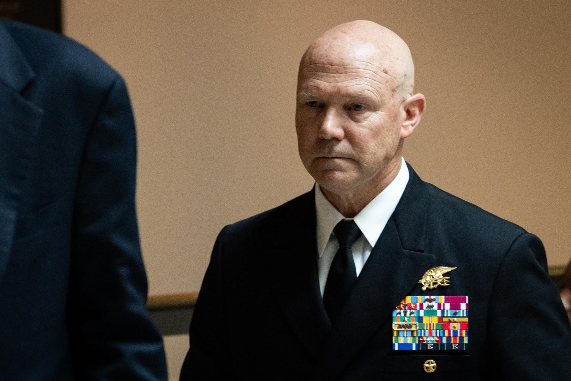 El almirante de la Marina Frank Bradley llega a una sesión informativa con legisladores en el Capitolio de Estados Unidos, en Washington D. C. EFE/EPA/MAANSI SRIVASTAVA