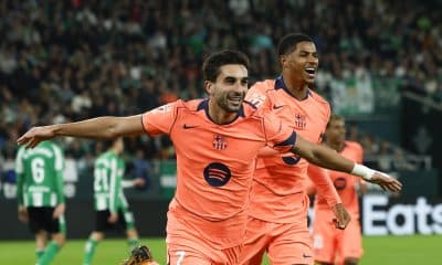 El delantero del Barcelona Ferrán Trorres (i) celebra tras marcar el segundo gol ante el Betis, durante el partido de LaLiga EA Sports que Real Betis y FC Barcelona disputaron en el estadio de La Cartuja, en Sevilla. EFE/Julio Muñoz