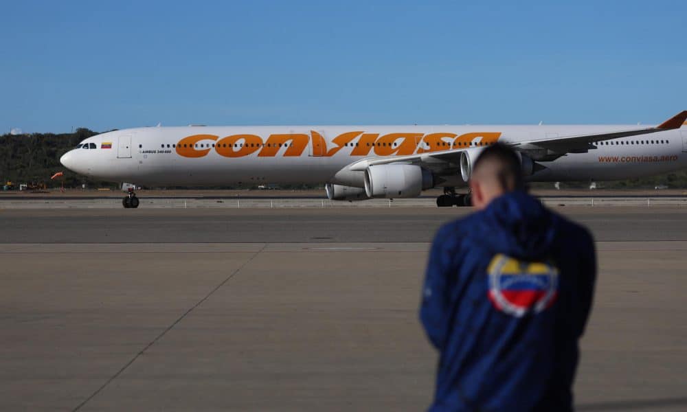 Fotografía que muestra el avión de la aerolínea estatal Conviasa que transporta a los migrantes venezolanos repatriados desde México, aterrizando en el aeropuerto internacional, Simón Bolívar este miércoles, en Maiquetia (Venezuela). EFE/ Miguel Gutiérrez
