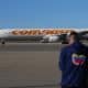 Fotografía que muestra el avión de la aerolínea estatal Conviasa que transporta a los migrantes venezolanos repatriados desde México, aterrizando en el aeropuerto internacional, Simón Bolívar este miércoles, en Maiquetia (Venezuela). EFE/ Miguel Gutiérrez