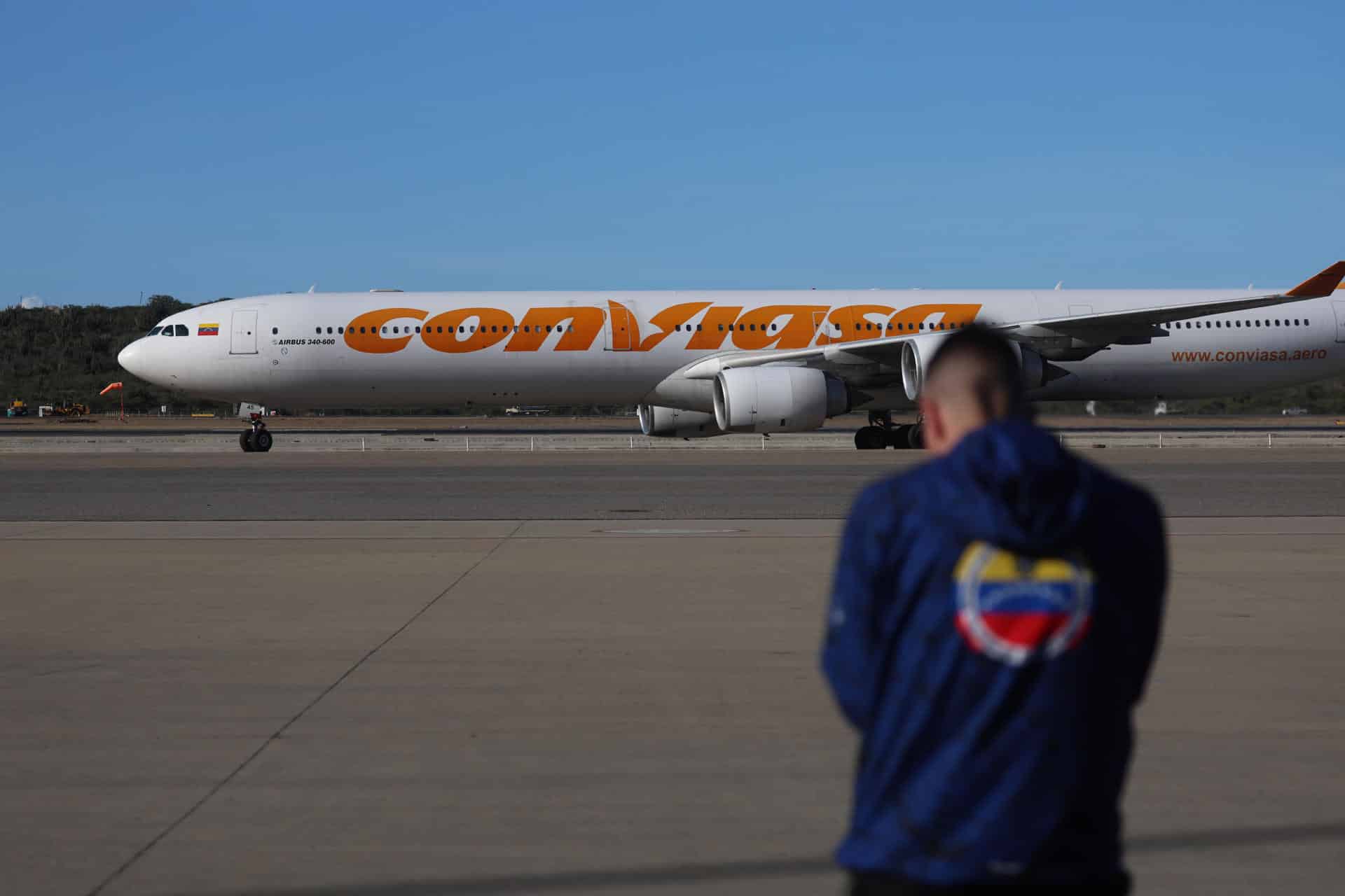 Fotografía que muestra el avión de la aerolínea estatal Conviasa que transporta a los migrantes venezolanos repatriados desde México, aterrizando en el aeropuerto internacional, Simón Bolívar este miércoles, en Maiquetia (Venezuela). EFE/ Miguel Gutiérrez
