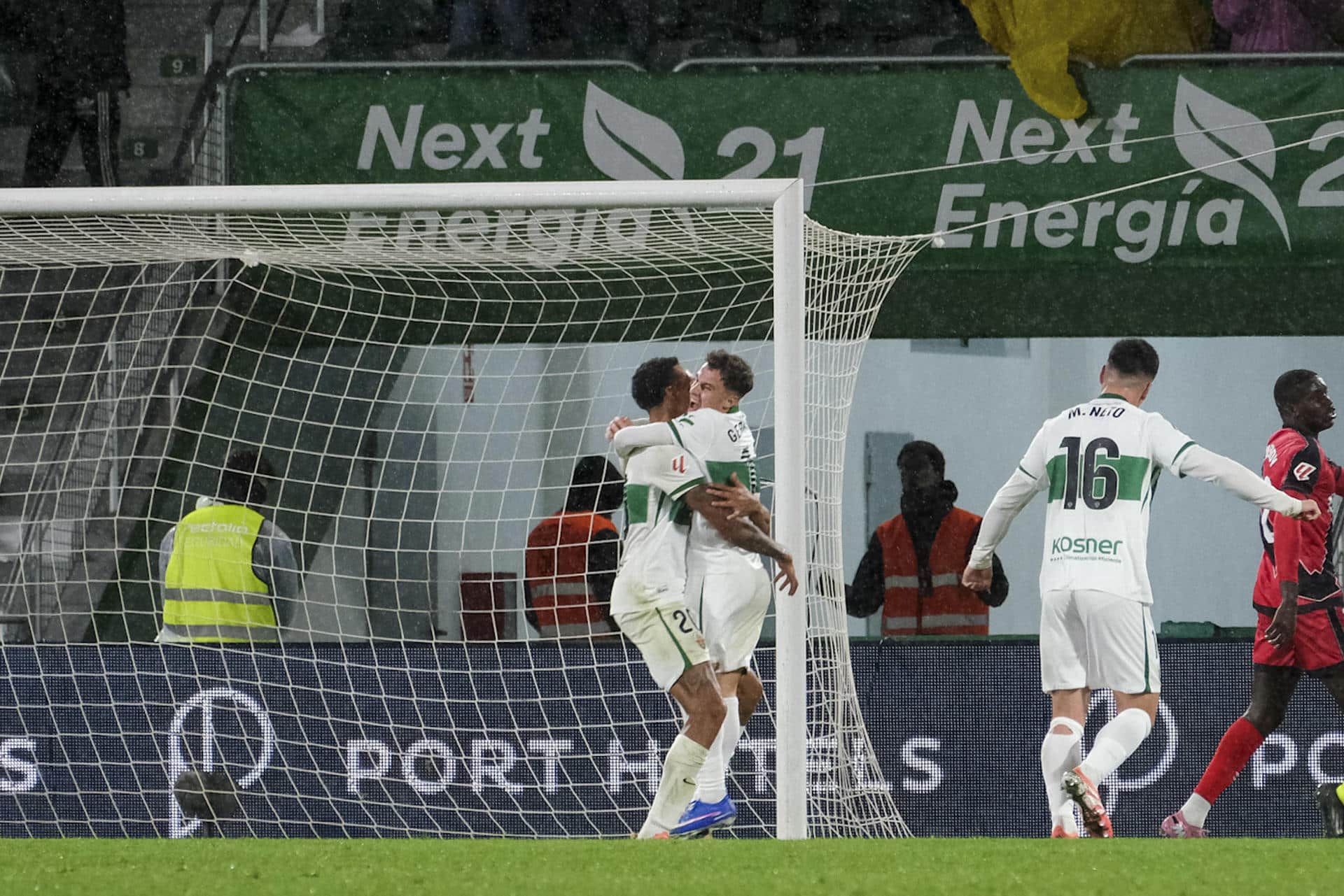 El delantero del Elche Alvaro Rodríguez (i) celebra su gol, segundo del equipo, durante el partido de la jornada 17 de LaLiga EA Sports que disputaron Elche CF y Rayo Vallecano hoy domingo en el estadio Manuel Martínez Valero. EFE/ Pablo Miranzo