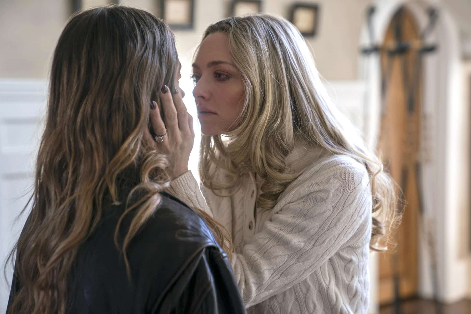 Fotograma cedido por Lionsgate donde aparece Sydney Sweeney (i) como Millie Calloway y Amanda Seyfried (d) como Nina Winchester, durante una escena de la película 'The Housemaid' que se estrena este viernes en las salas de cine. EFE/ Daniel Mcfadden/ Lionsgate /SOLO USO EDITORIAL/ NO VENTAS/ SOLO DISPONIBLE PARA ILUSTRAR LA NOTICIA QUE ACOMPAÑA (CRÉDITO OBLIGATORIO)