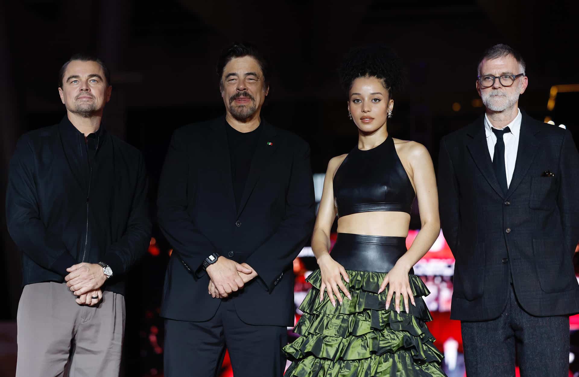 Desde la izquierda, los actores Leonardo Dicaprio, Benicio del Toro, Chase Infiniti, y el cineasta Paul Thomas Anderson participan en la alfombra roja de la película 'Una batalla tras otra' en septiembre, en Ciudad de México (México). EFE/ Sáshenka Gutiérrez