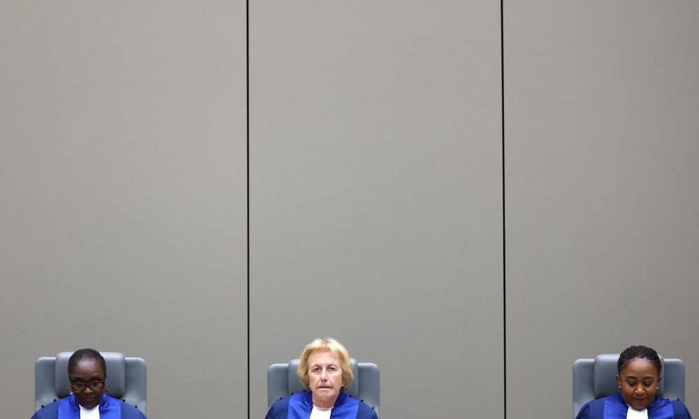 Foto de archivo de las juezas Joanna Korner, Reine Alapini-Gansou y Althea Violet Alexis-Windsor en una audiencia en la Corte Penal Internacional (CPI) para emitir el fallo en el primer juicio sobre atrocidades en la región de Darfur en Sudán, en el caso de un presunto líder de las milicias pro-gobierno Janjaweed, en La Haya, Países Bajos, 6 de octubre de 2025. EFE/EPA/Piroschka van de Wouw / POOL