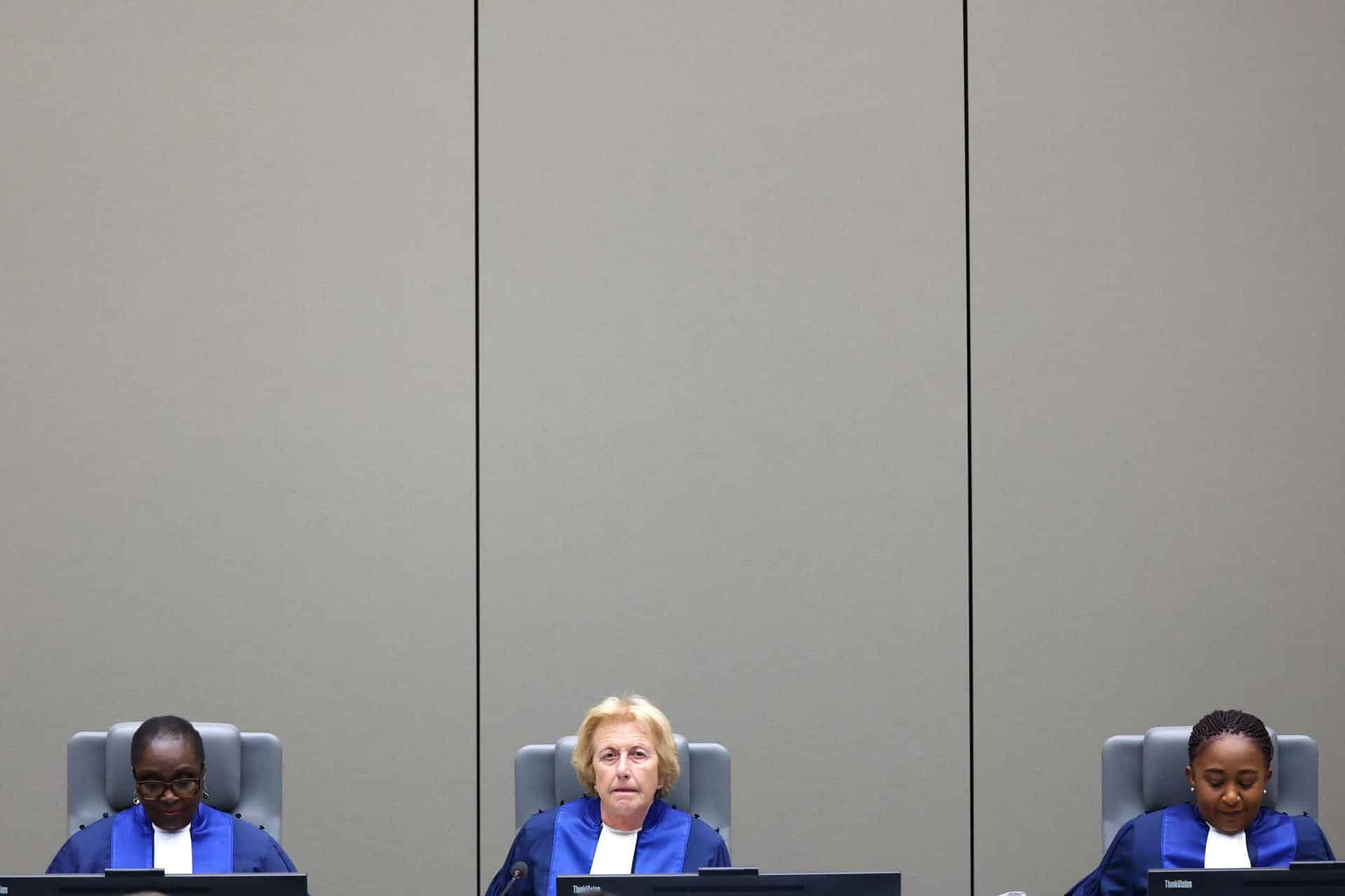 Foto de archivo de las juezas Joanna Korner, Reine Alapini-Gansou y Althea Violet Alexis-Windsor en una audiencia en la Corte Penal Internacional (CPI) para emitir el fallo en el primer juicio sobre atrocidades en la región de Darfur en Sudán, en el caso de un presunto líder de las milicias pro-gobierno Janjaweed, en La Haya, Países Bajos, 6 de octubre de 2025. EFE/EPA/Piroschka van de Wouw / POOL