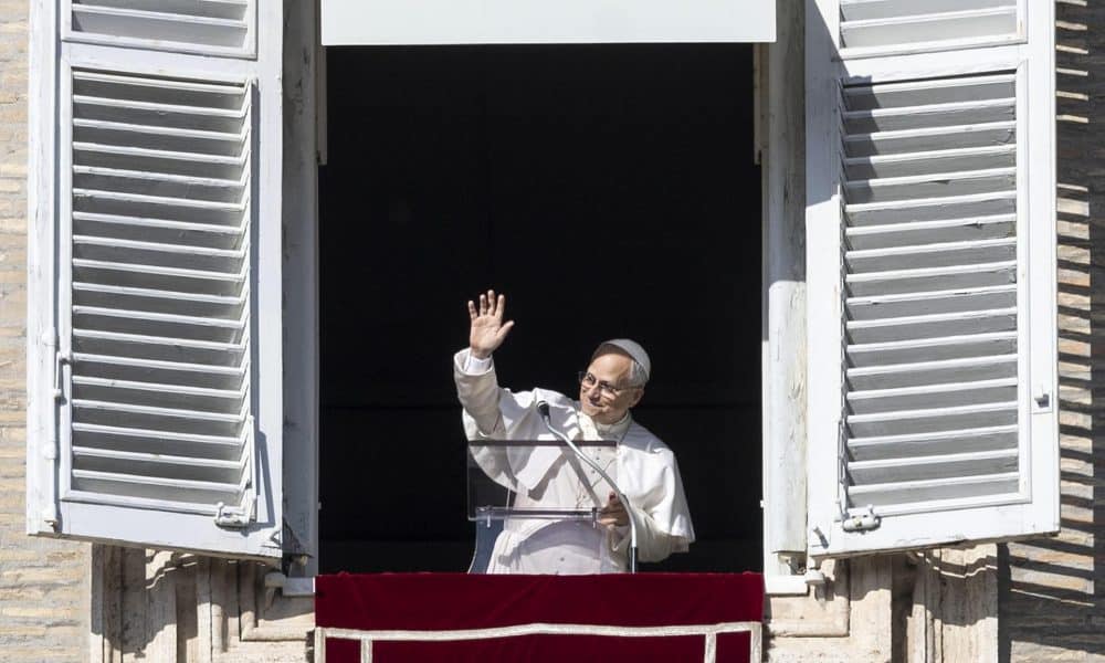 El papa León XIV dirige la oración del Angelus desde la ventana de su oficina que da a la Plaza de San Pedro, en la Ciudad del Vaticano, 7 de diciembre de 2025. (Papa) 
EFE/EPA/MASSIMO PERCOSSI