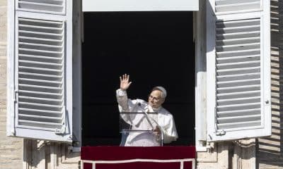 El papa León XIV dirige la oración del Angelus desde la ventana de su oficina que da a la Plaza de San Pedro, en la Ciudad del Vaticano, 7 de diciembre de 2025. (Papa) 
EFE/EPA/MASSIMO PERCOSSI