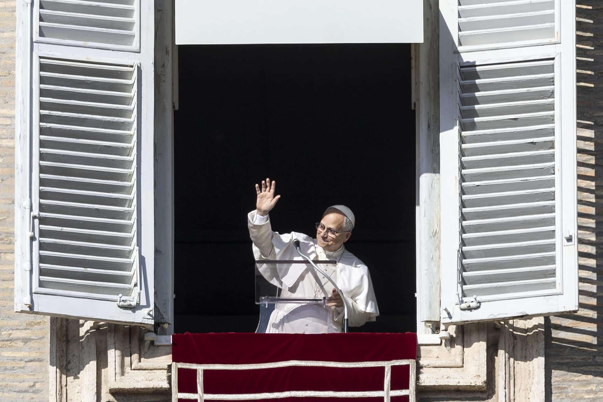 El papa León XIV dirige la oración del Angelus desde la ventana de su oficina que da a la Plaza de San Pedro, en la Ciudad del Vaticano, 7 de diciembre de 2025. (Papa) 
EFE/EPA/MASSIMO PERCOSSI