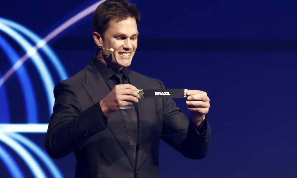 El asistente de sorteo Tom Brady sostiene el boleto de Brasil mientras se sortean los grupos de las naciones semilladas durante el sorteo final de la Copa Mundial de la FIFA 2026. EFE/EPA/WILL OLIVER