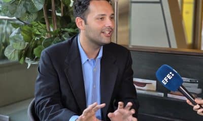 Fotografía del 24 de noviembre de 2025 que muestra al alcalde electo de Hialeah, Bryan Calvo, hablando durante una entrevista a EFE en Miami (EE.UU.). EFE/ Alberto Boal