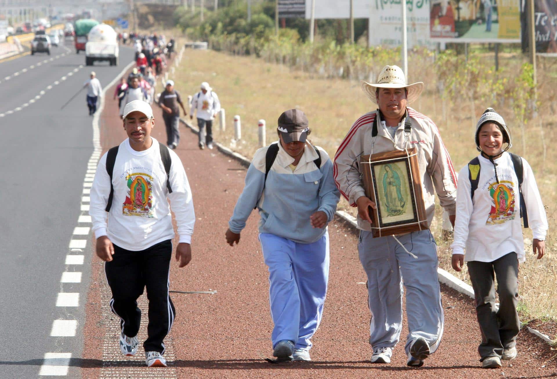 Peregrinos caminan por una autopista previo a los festejos de la Virgen de Guadalupe. Imagen de archivo. EFE/Ulises Ruiz.
