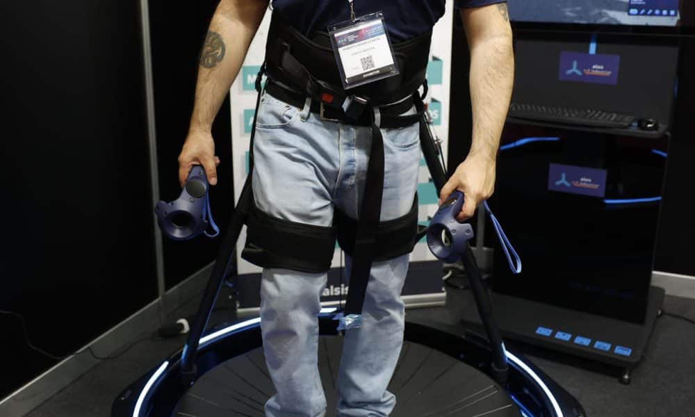 Un hombre subido a una plataforma para la rehabilitación tras accidentes en el expositor de la empresa Alsis, durante la inauguración de la novena edición de Digital Enterprise Show (DES), con la inteligencia artificial (IA) y la computación cuántica como protagonistas, en Málaga. Archivo.EFE/Jorge Zapata