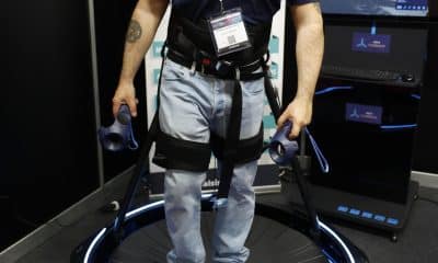 Un hombre subido a una plataforma para la rehabilitación tras accidentes en el expositor de la empresa Alsis, durante la inauguración de la novena edición de Digital Enterprise Show (DES), con la inteligencia artificial (IA) y la computación cuántica como protagonistas, en Málaga. Archivo.EFE/Jorge Zapata