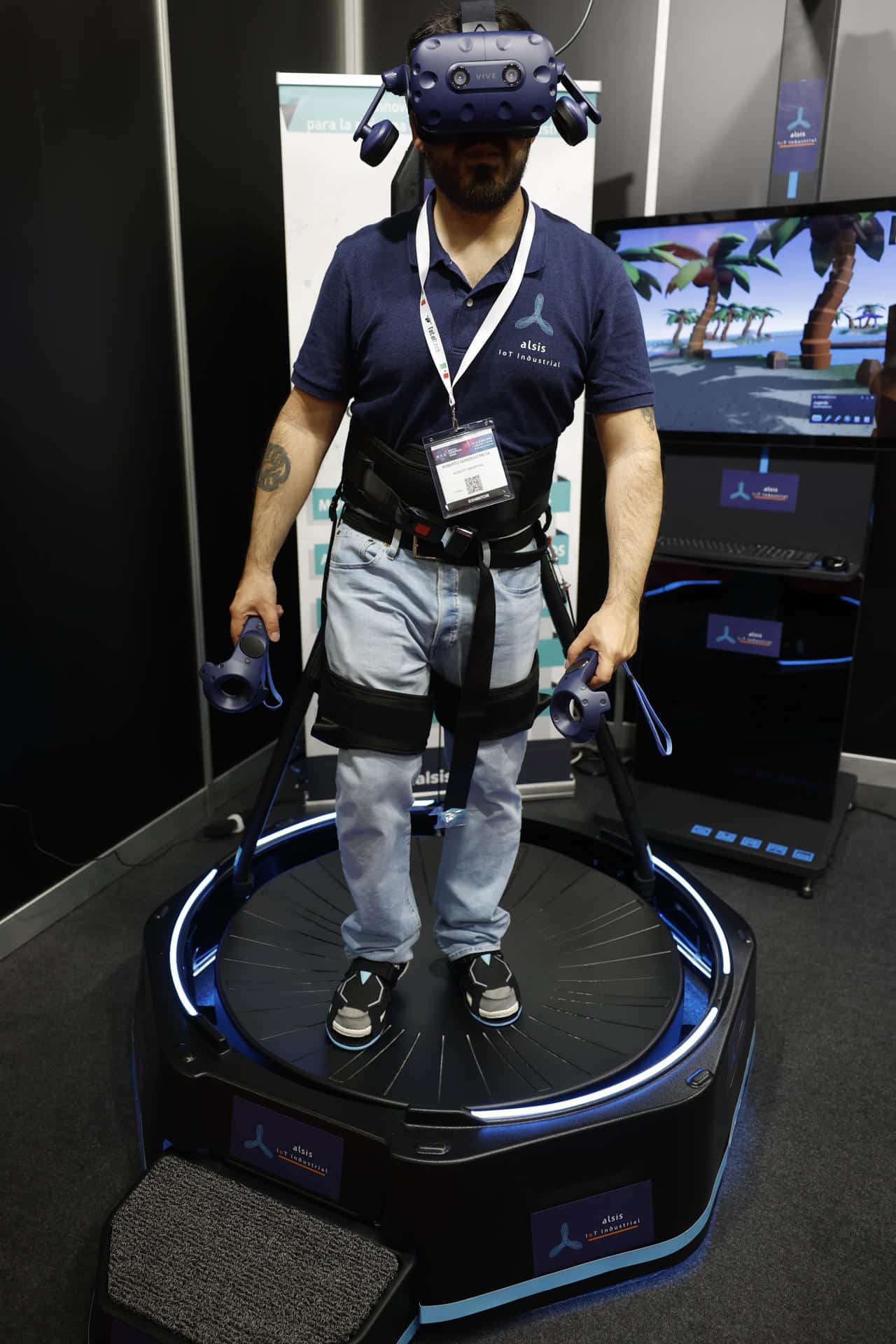 Un hombre subido a una plataforma para la rehabilitación tras accidentes en el expositor de la empresa Alsis, durante la inauguración de la novena edición de Digital Enterprise Show (DES), con la inteligencia artificial (IA) y la computación cuántica como protagonistas, en Málaga. Archivo.EFE/Jorge Zapata