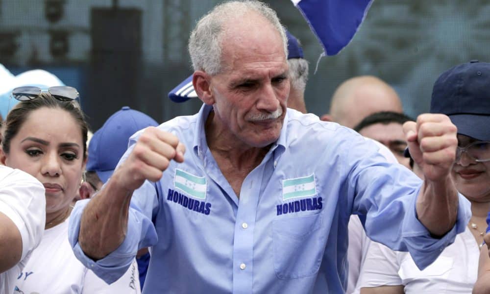 Fotografía de archivo del 27 de julio de 2025 del candidato a la Presidencia de Honduras por el Partido Nacional, Nasry Asfura, reaccionando durante un evento en Tegucigalpa (Honduras).EFE/ Gustavo Amador