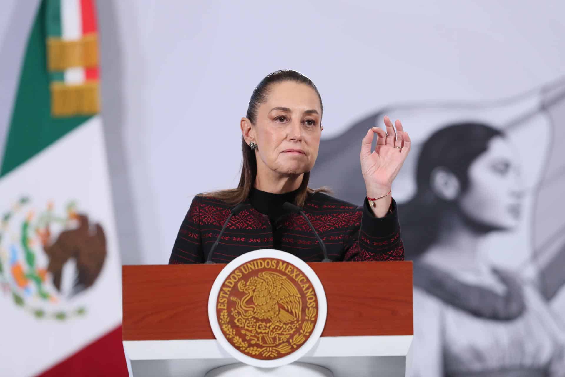 La presidenta de México, Claudia Sheinbaum, habla durante una rueda de prensa este miércoles, en Palacio Nacional de la Ciudad de México (México). EFE/Mario Guzmán