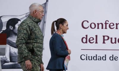 El titular de la Secretaría de la Defensa Nacional (Sedena), Ricardo Trevilla Trejo (i), participa en una rueda de prensa de la presidenta de México, Claudia Sheinbaum, en Palacio Nacional de la Ciudad de México (México). Imagen de archivo. EFE/Mario Guzmán