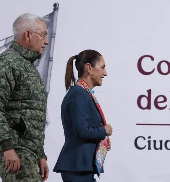 El titular de la Secretaría de la Defensa Nacional (Sedena), Ricardo Trevilla Trejo (i), participa en una rueda de prensa de la presidenta de México, Claudia Sheinbaum, en Palacio Nacional de la Ciudad de México (México). Imagen de archivo. EFE/Mario Guzmán