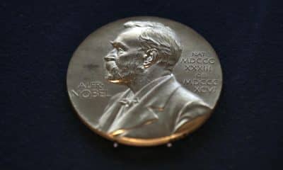 Imagen de archivo de la medalla de los Premio Nobel. EFE/Elvis González