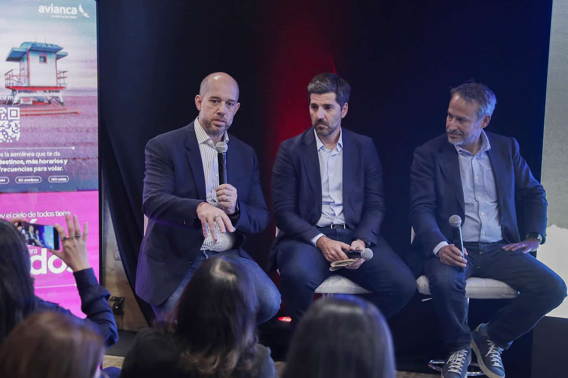 El CEO de Avianca Federico Pedreira (i), el presidente de Avianca, Gabriel Oliva (c), el CEO del grupo Abra, Adrián Neuhauser (d), hablan durante una rueda de prensa este 10 de diciembre de 2025, en Bogotá (Colombia). EFE/ Carlos Ortega