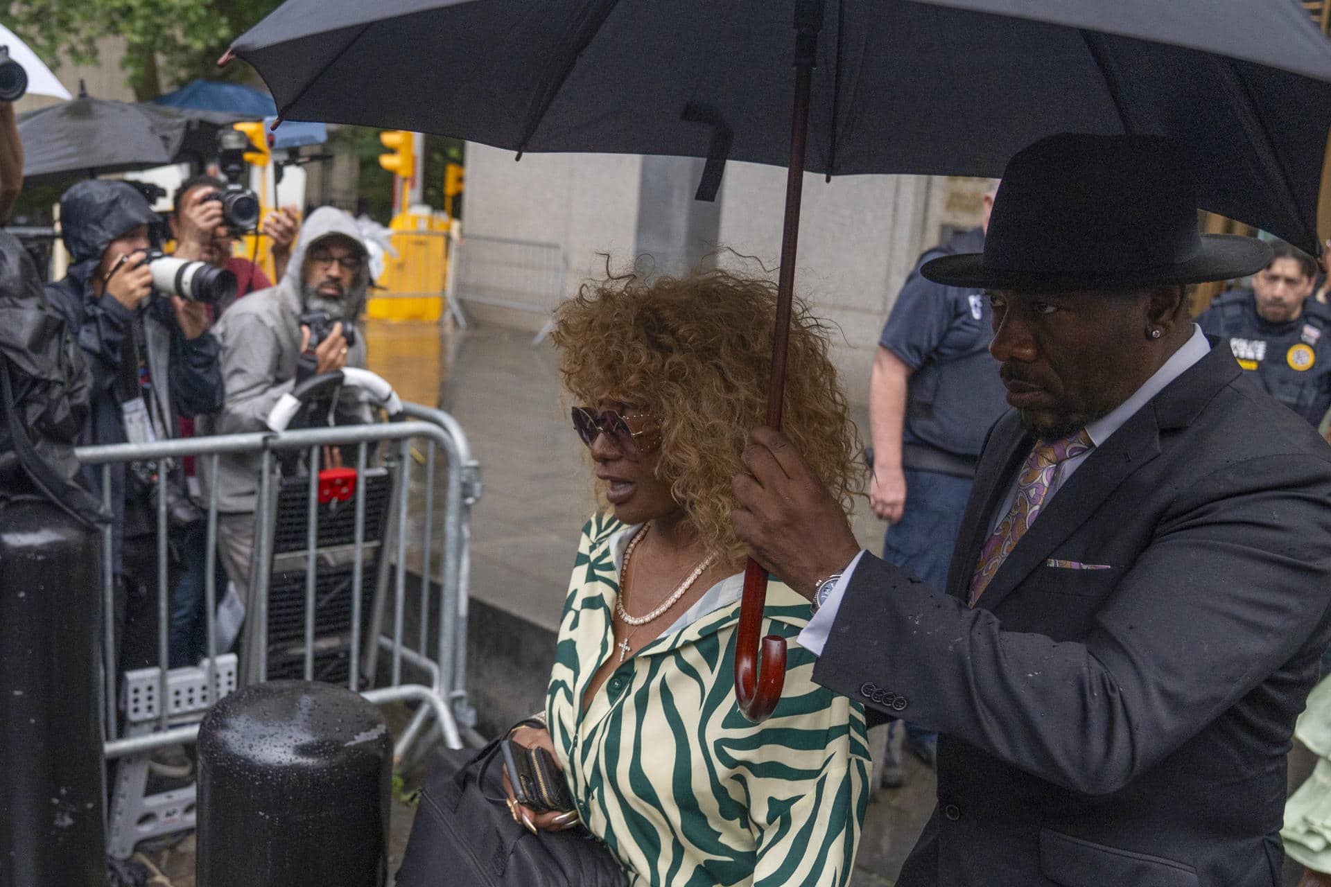 Imagen de Janie Coms madre de Sean Daddy Combs, abandonando la corte federal de Nueva York (EE.UU.). EFE/ Ángel Colmenares