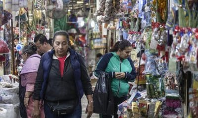 Personas observan productos esotéricos para rituales de fin de año este martes, en el Mercado de Sonora, en Ciudad de México (México). EFE/ Isaac Esquivel