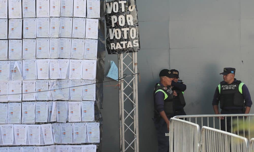 Integrantes de la Policía custodian los alrededores del Centro Logístico Electoral (CLE) del Consejo Nacional Electoral (CNE) el pasado domingo, en Tegucigalpa (Honduras). EFE/ Gustavo Amador