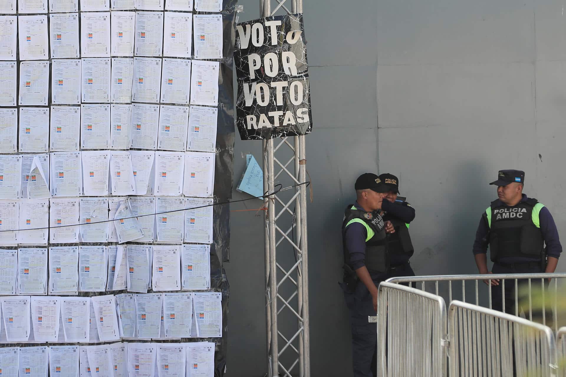 Integrantes de la Policía custodian los alrededores del Centro Logístico Electoral (CLE) del Consejo Nacional Electoral (CNE) el pasado domingo, en Tegucigalpa (Honduras). EFE/ Gustavo Amador