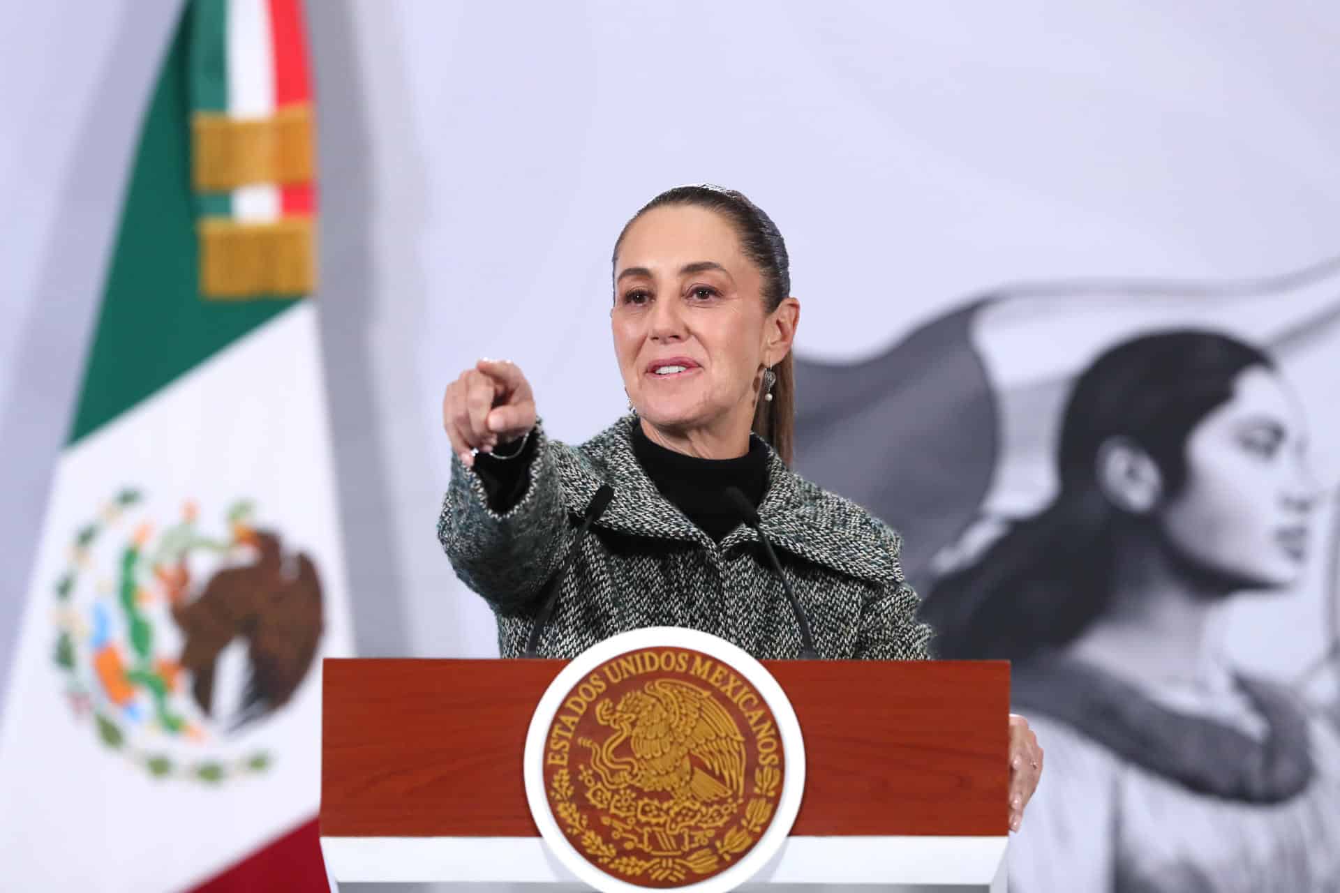 La presidenta de México, Claudia Sheinbaum, habla durante una rueda de prensa este jueves, en el Palacio Nacional de Ciudad de México (México).  EFE/ Mario Guzmán