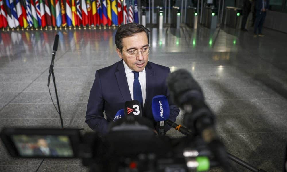 El ministro español de Exteriores, Jose Manuel Albares, hace declaraciones a la llegada a la reunión de ministros de Exteriores de la OTAN. 
EFE/ Pablo Garrigós