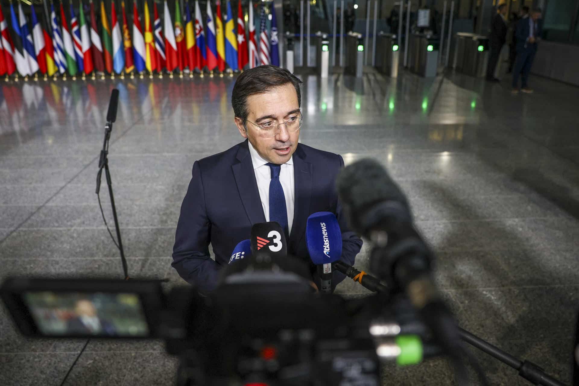 El ministro español de Exteriores, Jose Manuel Albares, hace declaraciones a la llegada a la reunión de ministros de Exteriores de la OTAN. 
EFE/ Pablo Garrigós