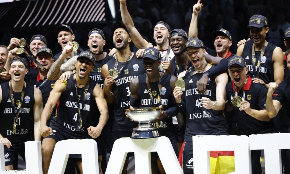 Los jugadores de la selección alemana celebran la conquista del Campeonato de Europa de baloncesto, tras derrotar a Turquía en la final disputada en Riga (Letonia). EFE/EPA/TOMS KALNINS