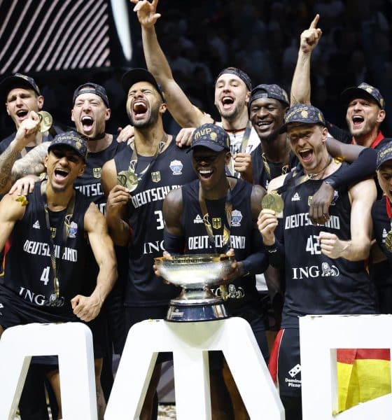 Los jugadores de la selección alemana celebran la conquista del Campeonato de Europa de baloncesto, tras derrotar a Turquía en la final disputada en Riga (Letonia). EFE/EPA/TOMS KALNINS